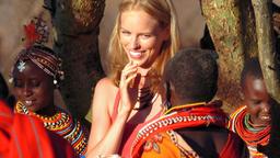 Carola (Nina Hoss) wird von den Frauen des Stammes herzlich aufgenommen.