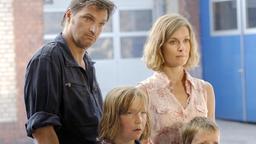 Carsten (Stefan Jürgens) will seine Schwester Hanna (Lisa Martinek) mit ihren beiden Kindern Paul (Leonhard Carow, 2.v.li.) und Jonas (Lukas Schust) schützen.