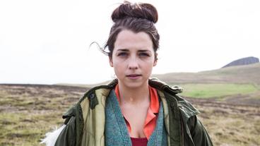 Bild: ARD Degeto/ITV Studios Cassie Perez (Erin Armstrong) ist die Stieftochter von Detective Inspector Jimmy Perez. Sie wünscht sich ein aufregendes Leben mit Shoppen, Burgern und mehr Abwechslung. Das Abgeschiedene der Shetlands macht ihr zu schaffen.