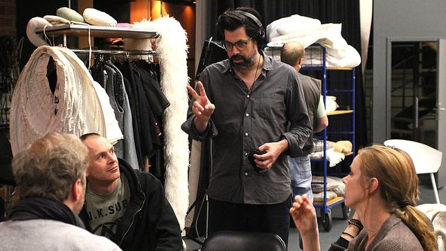 Bild: SWR Regisseur Nicolas Wackerbarth (stehend) bei den Dreharbeiten zum Fernsehfilm "Casting", der hinter den Kulissen eines Filmdrehs spielt, mit den Darstellern (v.l.n.r.) Stephan Grossmann, Andreas Abel und Milena Dreißig.