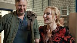 Manfred (Stephan Grossmann) ist stolz darauf, dass der Star Annika Strassmann (Andrea Sawatzki) bereit ist, in dem Film mitzuspielen.