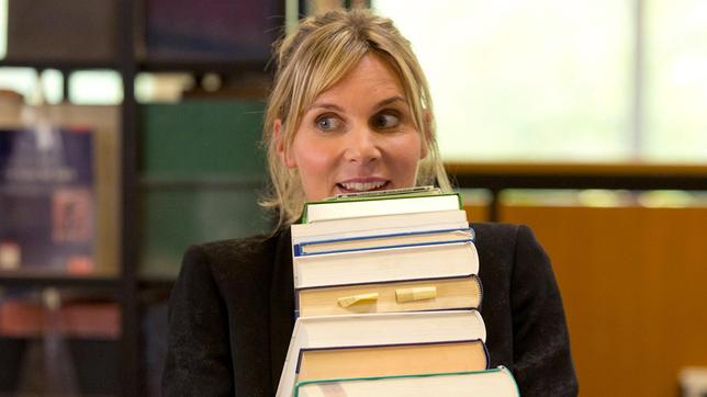 Bild: ARD Degeto/Volker Roloff Catrin (Nele Mueller-Stöfen) ist wieder Studentin und hat sich mit Literatur für ihr Studium eingedeckt.