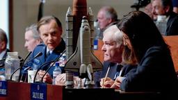 CHALLENGER: Chairman William Rogers (Brian Dennehy) führt die Kommission, der auch  Donald Kutyna (Bruce Greenwood, 3. v. li.) und Dr. Sally Ride  (Eve Best, re.) angehören.
