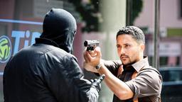Chalid Boulemain (Omar El-Saedi) zögert, auf den Verbrecher (Sebastian Hülk) zu schießen – und gefährdet damit sein eigenes Leben.