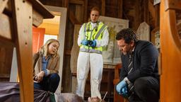Charity (Jacqueline Nairn, liegend) mit einer Pfeilspitze in der Stirn: Detective Shepherd (Neill Rea), Sims (Fern Sutherland, knieend) und Pathologin Gina (Cristina Ionda) untersuchen den Tatort.