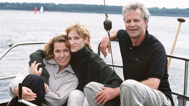 Charlotte Hansen (Gaby Dohm, li.) mit Ex-Mann Viktor (Peter Sattmann) und Tochter Sandra (Chiara Schoras) auf einem Segeltörn.