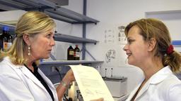 Charlotte (Jutta Speidel, li.) zeigt ihrer Kollegin Gabi (Edda Leesch) ein traumhaftes Job-Angebot, das ihr unterbreitet wurde.