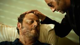Charly Mattei (Jean Reno) bekommt im Krankenhaus Besuch von seinem einstigen Kompagnon Partner Tony Zacchia (Kad Merad).