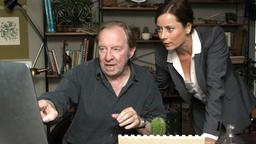 Charly (Ulrich Pleitgen) zeigt seiner Schwiegertochter Jana (Inka Friedrich) im Internet ein Haus, das zum Verkauf steht.