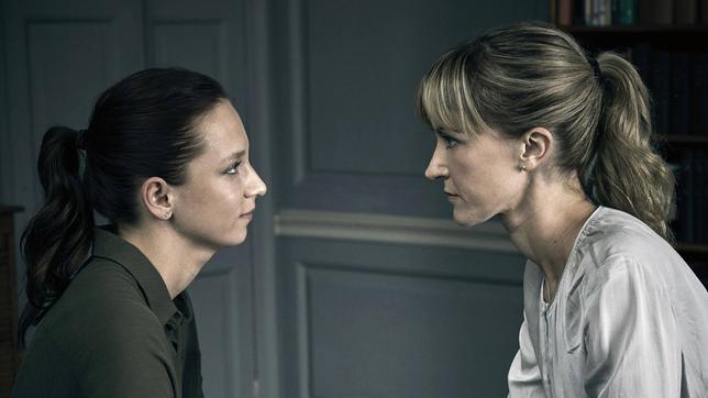 Bild: ARD Degeto/Two Brothers Pictures & all3media international Dr. Leah Dale (Katherine Kelly) und Rose (Molly Windsor, li.) werden Kontrahentinnen.