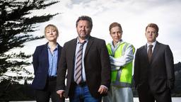 Chefermittler Mike Shepherd (Neill Rea, 2. v. li.) und seine Kollegin Kristin Sims (Fern Sutherland), Rechtsmedizinerin Gina Kadinsky (Cristina Serban Ionda) und Kollege D. C. Breen (Nic Sampson).