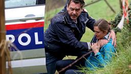 Chefermittler Sascha Bergmann (Hary Prinz) eilt seiner verletzten Kollegin Sandra Mohr (Miriam Stein) zur Hilfe.