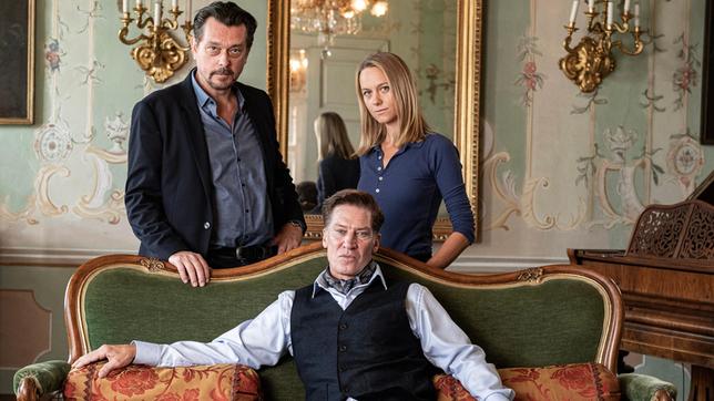 Bild: ARD Degeto Film/Allegro Film/Toni Muhr Chefinspektor Sascha Bergmann (Hary Prinz, li.) und seine Kollegin Anni Sulmtaler (Anna Unterberger, re.) befragen Otto von Glanzberg (Tobias Moretti, Mitte).