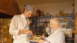 Chefkoch Felix (Max von Thun) und Regina (Ruth Drexel) haben unterschiedliche Vorstellungen vom Kochen.