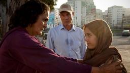 Chifa (Fatima Harandi) gibt Yasmin (Maya Lauterbach) in die Hände von Frank Henning (Heiner Lauterbach).