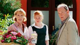 Christian (Michael Mendl) glaubt, Dana (Gaby Dohm, li.) sei die Haushälterin von Veronika (Henny Reents).