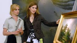 Christl (Simone Heher, li.) besucht Kathl (Evamaria Salcher), die nun in einem Münchner Auktionshaus arbeitet.