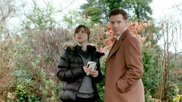 Christy McMarrow (Sarah Quintrell) und Inspector Peter Fielder (William Houston)