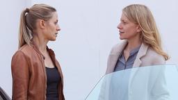 Claire (Caroline Peters, re.) spricht Sabina (Annika Blendl) an. Mit dem Luxus-Callgirl hatte David eine Affäre.