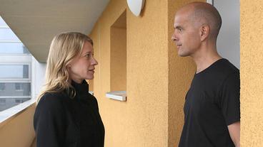 Bild: ARD Degeto/Johannes Krieg Claire (Caroline Peters) sucht Michael (Christoph Maria Herbst), einen engen Vertrauten ihres verstorbenen Mannes, auf.