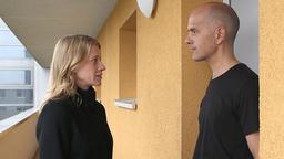 Claire (Caroline Peters) sucht Michael (Christoph Maria Herbst), einen engen Vertrauten ihres verstorbenen Mannes, auf.