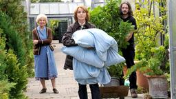 Claire (Senta Berger) und ihre Mutter Erna (Bibiana Zeller) gewähren dem tatkräftigen Hans (Fritz Karl), seines Zeichens Ex-Freund von Claires Tochter, Kost und Logis.