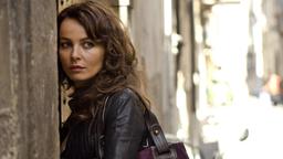 Clara (Violante Placido) ahnt nicht, welchen Beruf ihr neuer Freund ausübt.