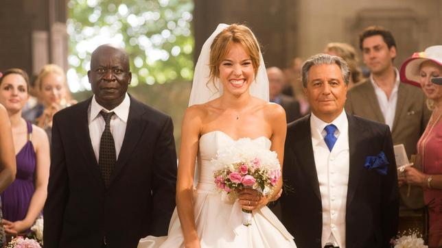 Bild: ARD Degeto/2014 Neue Visionen Filmverleih GmbH Claude (Christian Clavier) und Charles Vater André (Pascal N’Zonzi) führen Laure (Élodie Fontan) zum Altar.