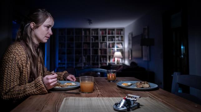 Bild: ARD Degeto/Boris Laewen Claudia Garschke (Odine Johne) bangt um das Leben ihres entführten Sohnes.