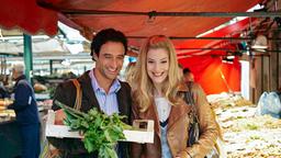 Claudia (Susanne Gärtner) geht mit dem netten Koch Marco (Gunther Gillian) auf dem Markt einkaufen.