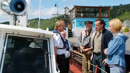 Claudia (Julia Jäger), ihr Mann Michael (Thomas Sarbacher, 2.v. rechts) und ihr Vater Rainer (Heinz Baumann, 3.v. rechts) wenden sich an den Wasserschutzpolizisten (Jürgen Rißmann, links), der nach den Ausreißern Jonas und Lucy suchen soll.