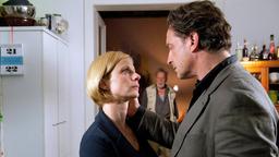 Claudia (Julia Jäger) und Michael (Thomas Sarbacher, re.) nehmen Rainer (Heinz Baumann) bei sich auf.