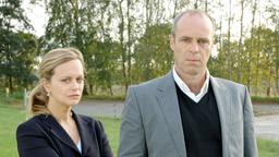 Claus Voss (Peter Kremer) und seine Schwester Vanessa (Edda Leesch) beobachten aus der Ferne ihren Vater.