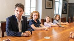 Clemens Hoffmann (Oliver Mommsen, vorne) muss sich entscheiden, ob er das Sorgerecht für Kristina (Alice Prosser, 2. v. li.), Judy (Isabel Steszgal) und Benni (Felix Staudigl, re.) annimmt.