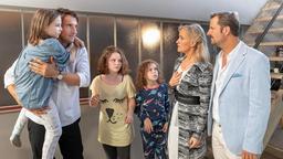 Clemens Hoffmann (Oliver Mommsen, li.) sowie Karin (Eva Herzig, 2. v.) und ihr Mann Arthur (Philipp Hochmair, re.) streiten um die Kinder Kristina (Alice Prosser), Judy (Isabel Steszgal, li.) und Benni (Felix Staudigl, vorne).