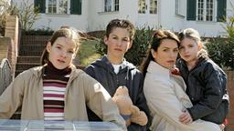 Cleo Berger (Christine Neubauer) muss mit ihren drei Kindern Tim (Tim Oliver Schultz), Emma (Lulu Grimm, li.) und Sophie (Laura Alberta Szalski) aus dem schönen Einfamilienhaus ausziehen.