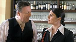 Cleo (Christine Neubauer) nimmt einen Job als Kellnerin an im Restaurant des freundlichen Herrn Clahsen (Hansjürgen Hürrig).