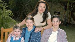 Cleo (Christine Neubauer) und ihre drei Kinder Tim (Tim Oliver Schultz), Emma (Lulu Grimm, 2.v.li.) und Sophie (Laura Alberta Szalski) haben ein neues Zuhause gefunden.