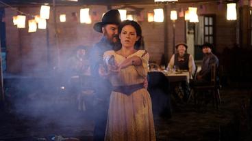 Bild: ARD Degeto/SWR/Moovie//Constantin Film/Walter Werner Clarisse (Claudia Kottal) sind die Avancen von Sheriff Hock (Martin Leutgeb) zuwider.