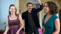 Clyde (John Ortiz) und seine Frau Lucy (Daphne Rubin-Vega) haben Connie (Amy Ryan) zu einer ausgelassenen Dinnerparty geladen.