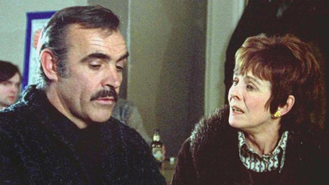 Colonel Nils Tahlvik (Sean Connery, li.), Chef des schwedischen Sicherheitsdienstes, muss sich bittere Vorwürfe anhören von Mrs. Palmer (Isabel Dean), die Ehefrau eines entführten Diplomaten.