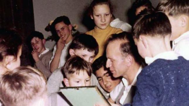 Paul Schäfer (Mitte) mit Kindern in Heide ca. 1960