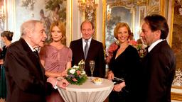 Commissario Brunetti (Uwe Kockisch, rechts) hat seine Frau Paola (Julia Jäger, 2.v. rechts) zu einem feierlichen Empfang bei seinem Schwiegervater Conte Falier (Peter Fitz, links) begleitet, wo er die Bekanntschaft der reizenden Franca Cataldo (Esther Schweins) und ihres Mannes Maurizio (Michael Mendl) macht.