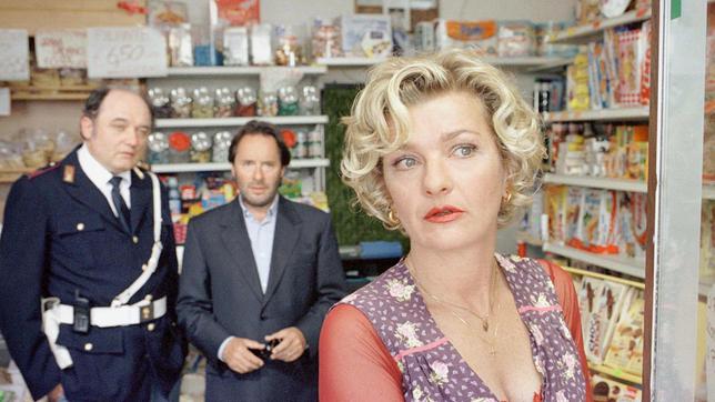 Bild: ARD Degeto/Martin Menke Commissario Brunetti (Uwe Kockisch) und Sergente Vianello (Karl Fischer, li.) befragen Signora Follini (Saskia Vester) zu den zwei toten Fischern.