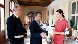 Commissario Brunetti (Uwe Kockisch, Mitte) und Sergente Vianello (Karl Fischer) erfahren von der jungen Krankenschwester Anna Maria Giusti (Dagny Dewarth), dass es in Venedig auch einen Pflegenotstand gibt.