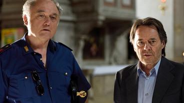 Bild: ARD Degeto/Nicolas Maack Commissario Brunetti (Uwe Kockisch, re.) und Sergente Vianello (Karl Fischer) in der Oper.