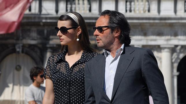 Bild: ARD Degeto/Martin Menke Donna Leon: Commissario Brunetti (Uwe Kockisch) und Signorina Elettra (Annett Renneberg) ermitteln gemeinsam gegen eine illegale Adoptionsagentur.