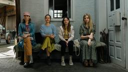 Conny Godelmann (Ricarda Seifried, rechts), Merisha Sliskovic (Celine Rongen) und Vanessa Löble (Karolina Horster) mit ihrer Schwägerin Sara (Katja Bürkle) warten auf die Rückkehr der Bestatter vom Unfallort. Aber eine von ihnen kann noch Hoffnung haben …