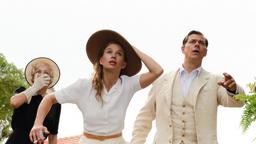 Conrad (Sven Martinek), seine Frau Ilse (Nadeshda Brennicke, Mitte) und die Haushälterin Emmy (Sonja Kirchberger) schauen einem vom Winde verwehten Dokument hinterher, das ihnen womöglich viel Geld eingebracht hätte.