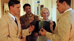 Conrad (Sven Martinek, rechts) und die Haushälterin Emmy (Sonja Kirchberger) begrüßen den Nazi Ernst Stahlmann (Sönke Möhring, links) und den Japaner Tojo Murakami (Craig Fong) im Haus.
